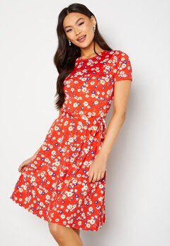 Happy Holly Tova ss dress Red / Floral bubbleroom.no