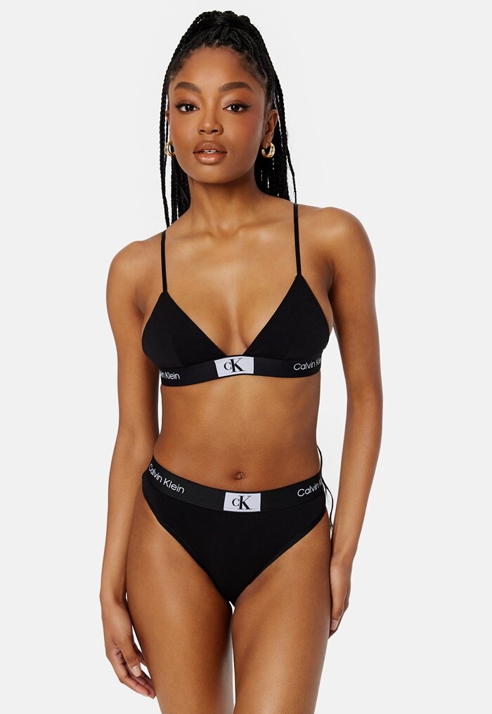https://images.bubbleroom.no/data/product/700x1016/calvin-klein-unlined-triangle-ub1-black_1.jpg